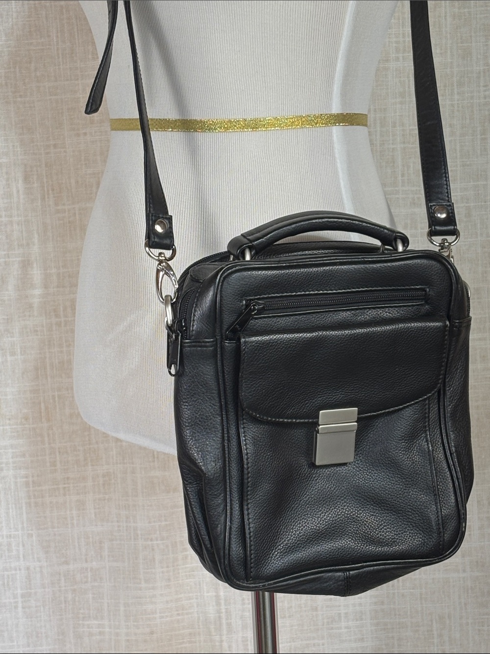 Vintage Wilson’s Leather black crossbody bag - so many pockets!